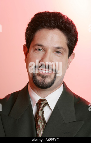 Portrait d'un homme portant un costume et une cravate. Banque D'Images