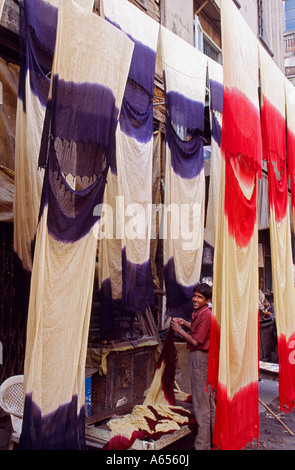 Teints de séchage Tissu sari sur les rues de Barabazaar en Amérique du Kolkata Banque D'Images