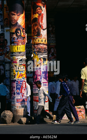 Affiches de Bollywood collé à piliers Kolkata Central Banque D'Images