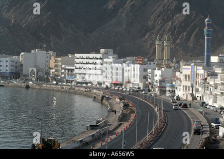 Muscat côtes, bâtiments, Tower, minarets, montagnes, Muscat, Oman Banque D'Images