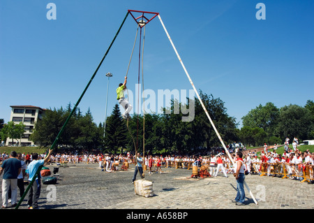 Espagne Navarra Pamplona homme fort au cours de la concurrence San Fermin Festival Courses de Taureaux Banque D'Images