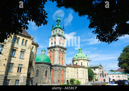 Vue sur la vieille ville et de la Vierge Marie Assomption Clocher de l'Église Lviv est une ville importante dans l'ouest de l'Ukraine Banque D'Images