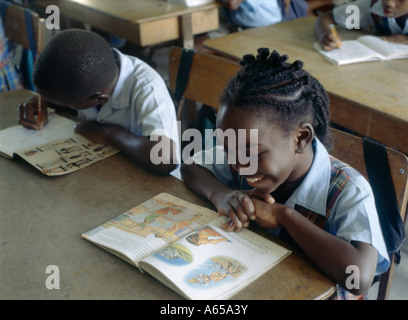 Beechwood St Kitts Basseterre School Girl In Classroom Banque D'Images