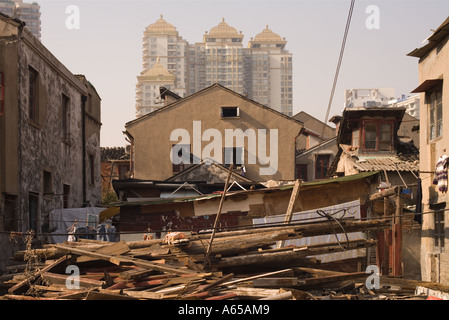 Partie de la vieille ville en ruines que démolition a lieu devant de nouveaux grands immeubles à appartements. Shanghai, Chine. Banque D'Images