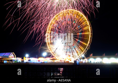 D'artifice multiplient sur la roue de Ferris sur Central Pier, Blackpool Lancashire,,UK Banque D'Images