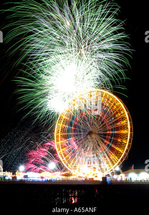 D'artifice multiplient sur la roue de Ferris sur Central Pier, Blackpool Lancashire,,UK Banque D'Images