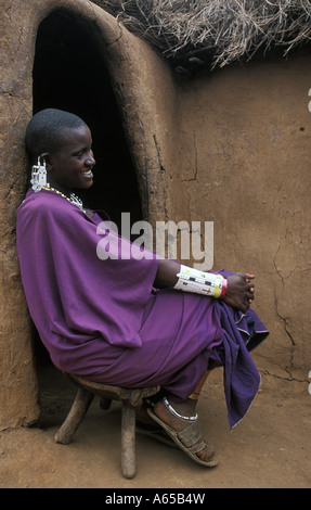 Masaï assis devant sa hutte Longido Tanzanie Banque D'Images