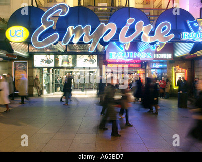 Éclairage de nuit dans les locaux du cinéma Empire UCI circa 2002 & Equinox discothèque discothèque Leicester Square West End Londres Angleterre Royaume-Uni Banque D'Images