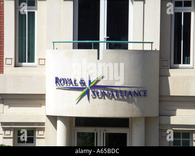 Royal & Sun Alliance gros plan sur le logo design Sunshine sur le balcon dans les locaux du bureau d'assurance à Chelmsford Essex Angleterre Banque D'Images