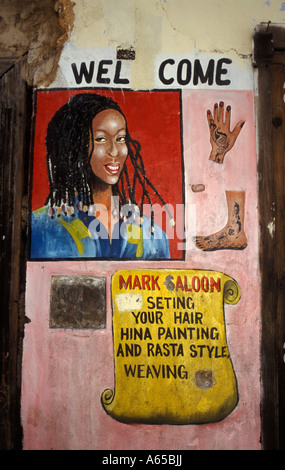 Salon de coiffure scènederue Stone Town Zanzibar Tanzanie Banque D'Images