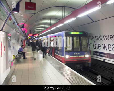 Passagers du train DLR London Docklands Light Railway embarquant pour Lewisham sur le nouveau quai de la station Underground Bank dans la ville de Londres Angleterre Royaume-Uni Banque D'Images