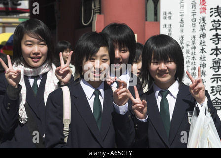 Ecolières sur sortie faire des oreilles de lapin au Japon Tokyo Asakusa geste Banque D'Images