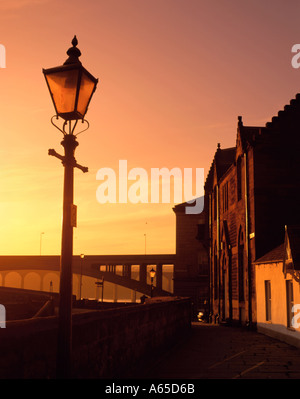 Les bâtiments adjacents à quai au coucher du soleil, Berwick-upon-Tweed, Northumberland, England, UK. Banque D'Images