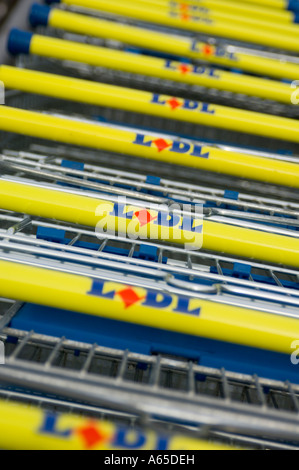 Discount Lidl abordable à faible coût sans chichis, négocier supermarché pas cher shopping trollies Banque D'Images