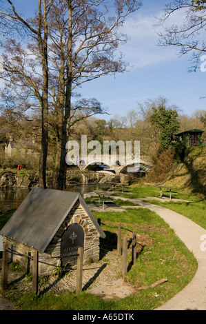 Rivière teifi et pont et puits sacré de Ffynnon Llawddog à cenarth ceredigion Pays de Galles cymru Banque D'Images