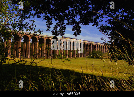 Un train Thameslink Brighton à Bedford traversant la vallée Viaduc Ouse près de Balcombe Sussex Banque D'Images