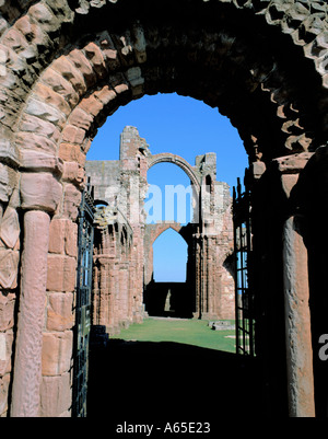 Le Rainbow arch vu si entrée de prieuré de Lindisfarne, Holy Island, Northumberland, England, UK. Banque D'Images