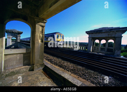 Brighton train Thameslink à Bedford traversant la vallée Viaduc Ouse près de Balcombe Sussex Banque D'Images