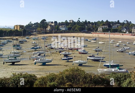 Voiliers à marée basse SAINT-BRIAC-SUR-MER COVE BRETAGNE FRANCE Banque D'Images