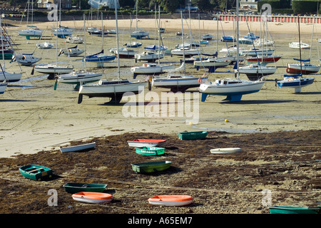 Voiliers à marée basse SAINT-BRIAC-SUR-MER COVE BRETAGNE FRANCE Banque D'Images