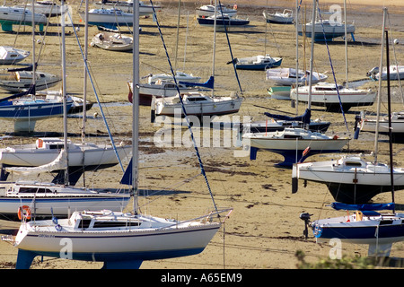 Voiliers à marée basse SAINT-BRIAC-SUR-MER COVE BRETAGNE FRANCE Banque D'Images