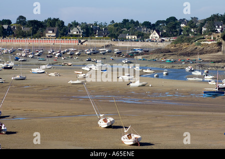 Voiliers à MARÉE BASSE ET MAISONS SAINT-BRIAC-SUR-MER COVE BRETAGNE FRANCE Banque D'Images