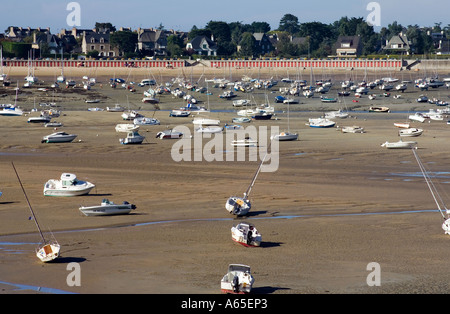 Voiliers à MARÉE BASSE ET MAISONS SAINT-BRIAC-SUR-MER COVE BRETAGNE FRANCE Banque D'Images