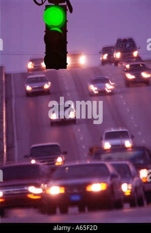 Nuit voiture la circulation sur route et feux stop Banque D'Images