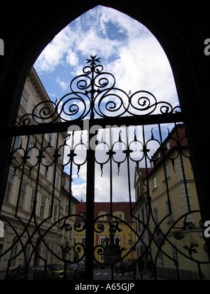 Silhouette sombre de passerelle métallique voûtée, Prague Banque D'Images