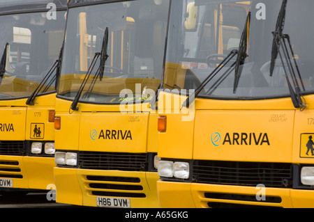 Flotte de trois pays de Galles Arriva peint jaune garée dans les autobus scolaires depot, Aberystwyth Wales UK Banque D'Images