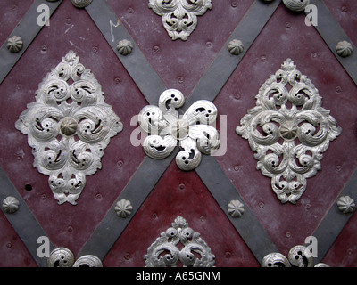 Porte de bâtiment de l'église avec l'argent de la ferronnerie design, Prague Banque D'Images