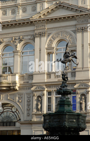 Statue de Eros vu contre l'architecture de blanc orné bâtiments Victoriens dans Piccadilly Circus London England Banque D'Images