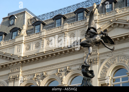 Statue de Eros vu contre l'architecture de blanc orné bâtiments Victoriens dans Piccadilly Circus London England Banque D'Images