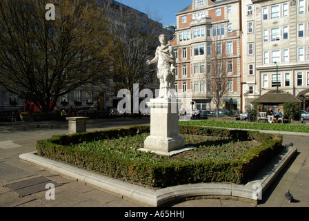 Jardins et statue de George II à Golden Square Soho Londres Angleterre Banque D'Images