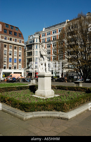 Jardins et statue dans Golden Square Soho Londres Angleterre Banque D'Images