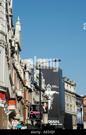 Vue panoramique le long de Shaftesbury Avenue montrant les célèbres théâtres Londres Angleterre Banque D'Images