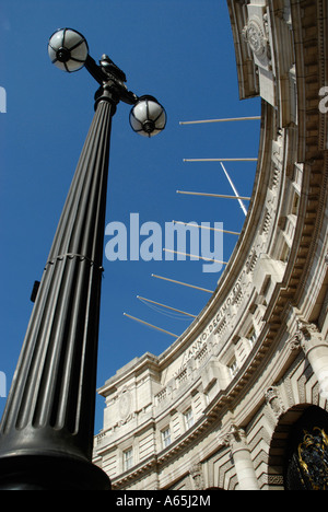 Vue spectaculaire à la recherche jusqu'à l'Admiralty Arch avec streetlight victorienne au premier plan, le Mall, Londres, Angleterre, Royaume-Uni Banque D'Images