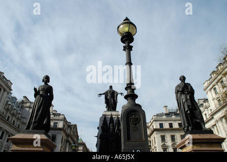 Vue panoramique de Waterloo Place et monument commémoratif de guerre de Crimée statues London England Banque D'Images