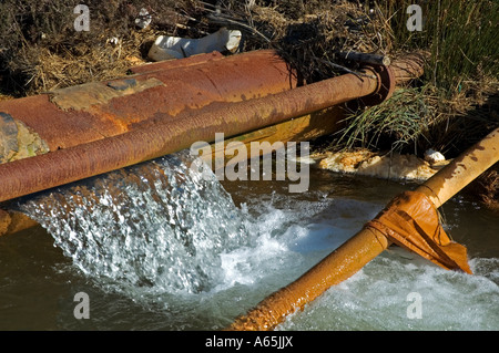 Un ruisseau pollué près de redruth en Cornouailles, Angleterre Banque D'Images