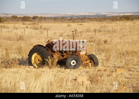 Tracteur abandonnés laissés à pourrir dans un enclos Australian bush Banque D'Images