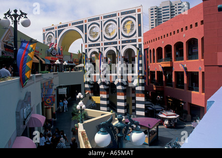 L'architecture unique à Horton Plaza downtown San Diego San Diego County en Californie Banque D'Images