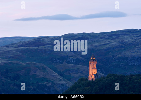 Le Wallace Monument National au crépuscule vue depuis le château de Stirling Stirling en Écosse Banque D'Images