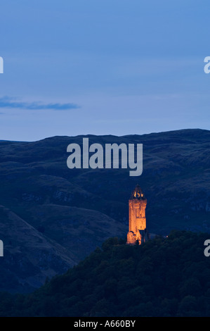 Le Wallace Monument National au crépuscule vue depuis le château de Stirling Stirling en Écosse Banque D'Images
