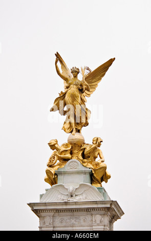Statue de la Victoire sur le haut de l'Édifice commémoratif Victoria Garden Londres Queen s Banque D'Images