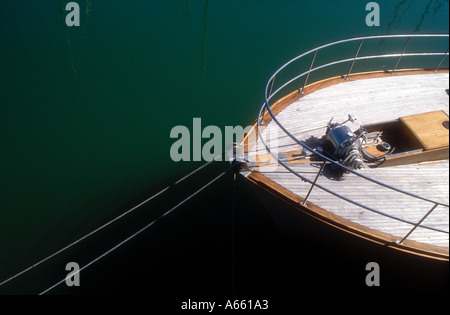 Proue d'un bateau amarré montrant le treuil d'ancre et le câble. Banque D'Images