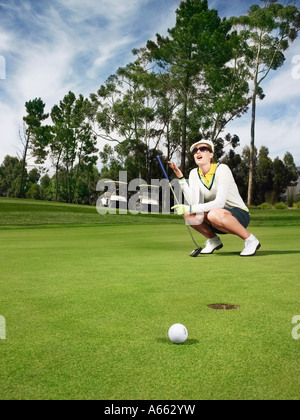 Golfeur sur putting green Banque D'Images