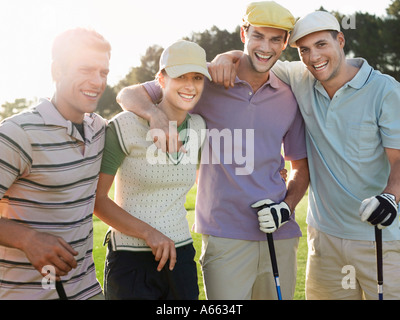 Groupe de jeunes golfeurs posant sur cour, portrait Banque D'Images