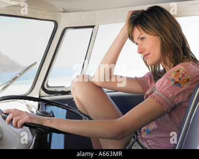 Jeune femme assise dans le siège du conducteur du van, Close up Banque D'Images