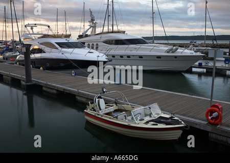 Bateau bateaux amarrés à quai à Poole, Dorset Banque D'Images