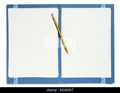 Ouvrir un dossier bleu avec papier et crayon Banque D'Images